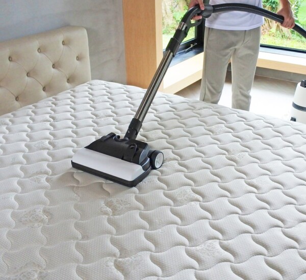 Comment nettoyer un matelas taché 4 odeurs de matelas