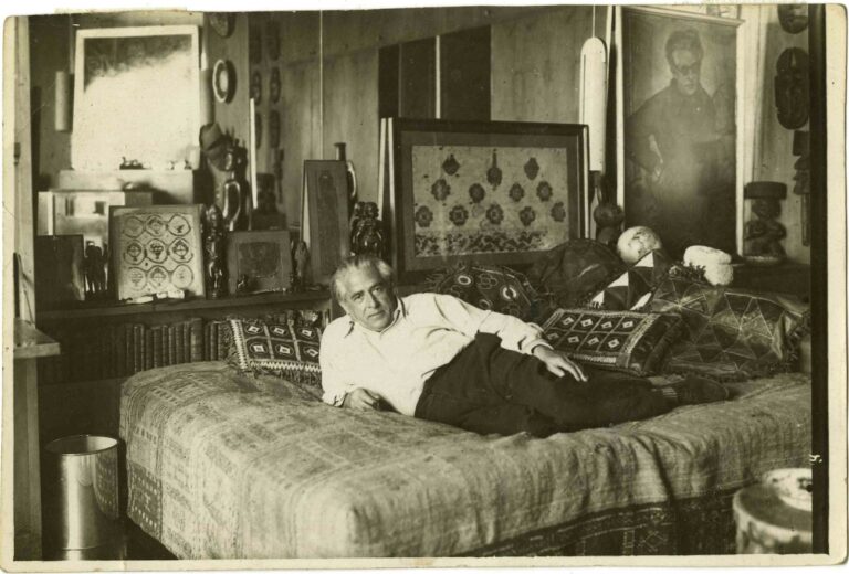 Anonyme, Francis Picabia dans son atelier, 1937