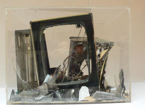 Arman - Colère de télévision - 1976 - Assemblage dans une boîte en plexi 62,5 x 80 x 50 cm