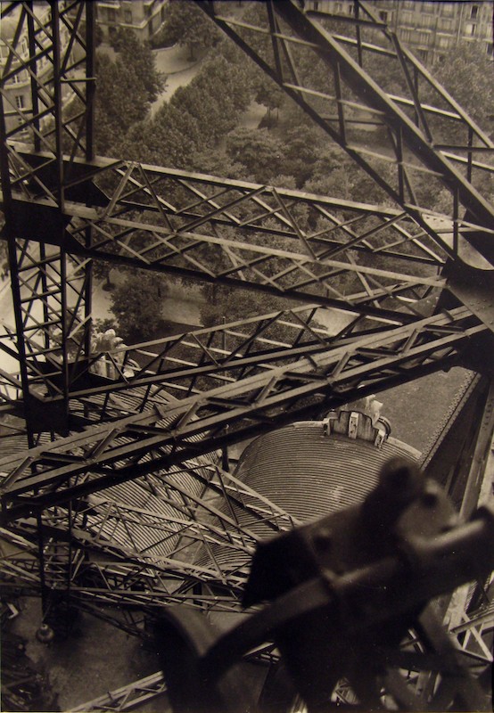 - Germaine Krull, La Tour Eiffel - 1927 - Tirage argentique d'époque, 21,4 X 14,8 cm