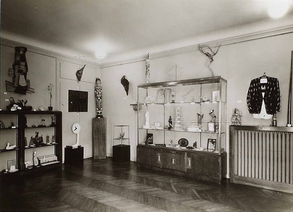 MAN RAY, Vue de l\’exposition d\’objets surréalistes à la Galerie ...