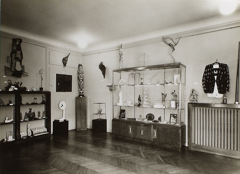 - MAN RAY, Vue de l'exposition d'objets surréalistes à la Galerie Ratton - 1936 - Tirage argentique d'époque, 6,6 X 22,4 cm.