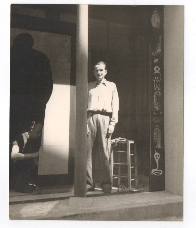 Anonyme Wolfgang Paalen et Yves Tanguy devant la Galerie Gradiva